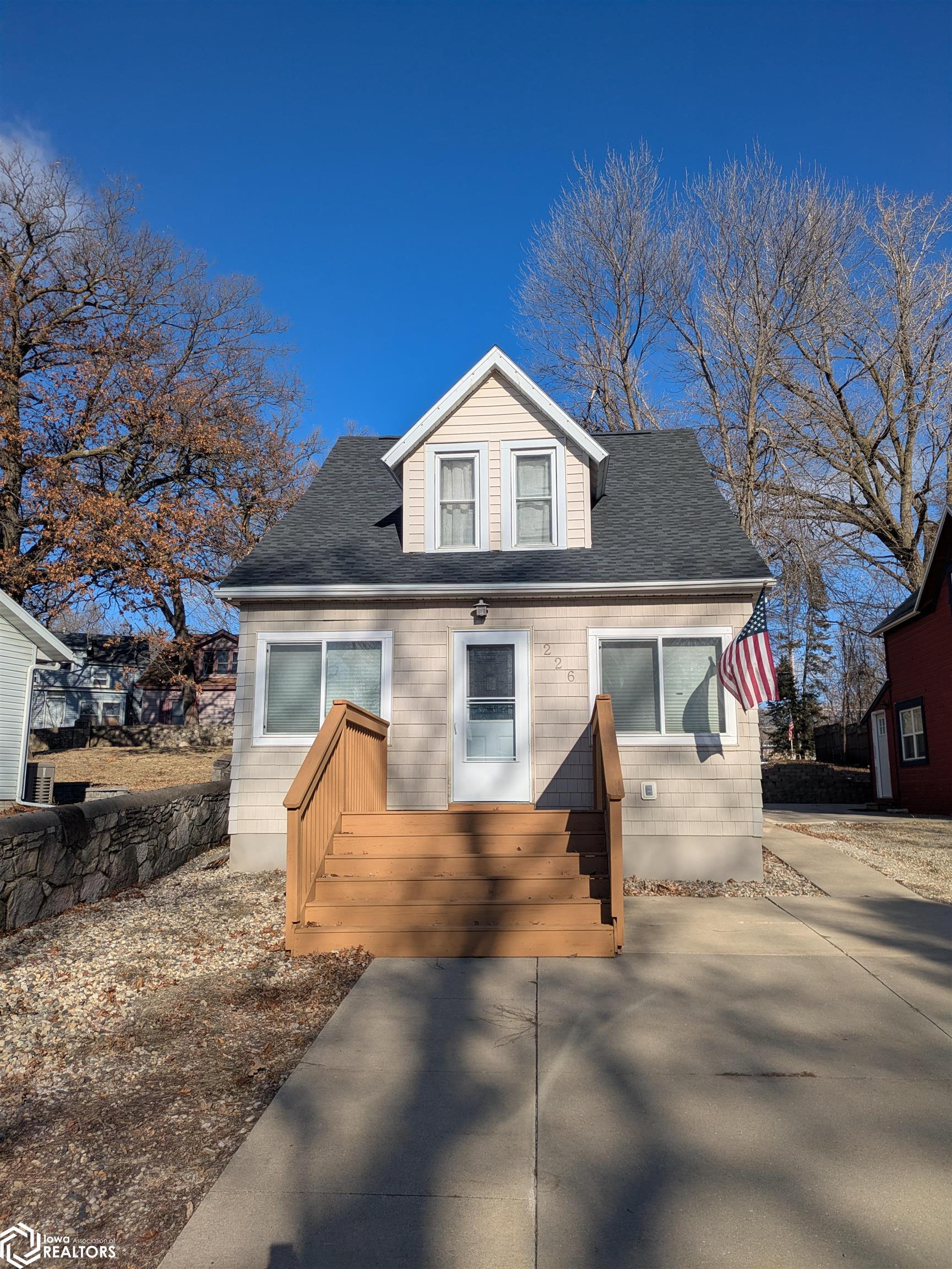 Property Photo: 226 Glen Cove Dr IA 50428