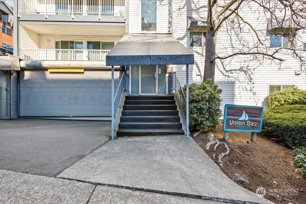 Property Photo:  762  Hayes Street 18  WA 98109 