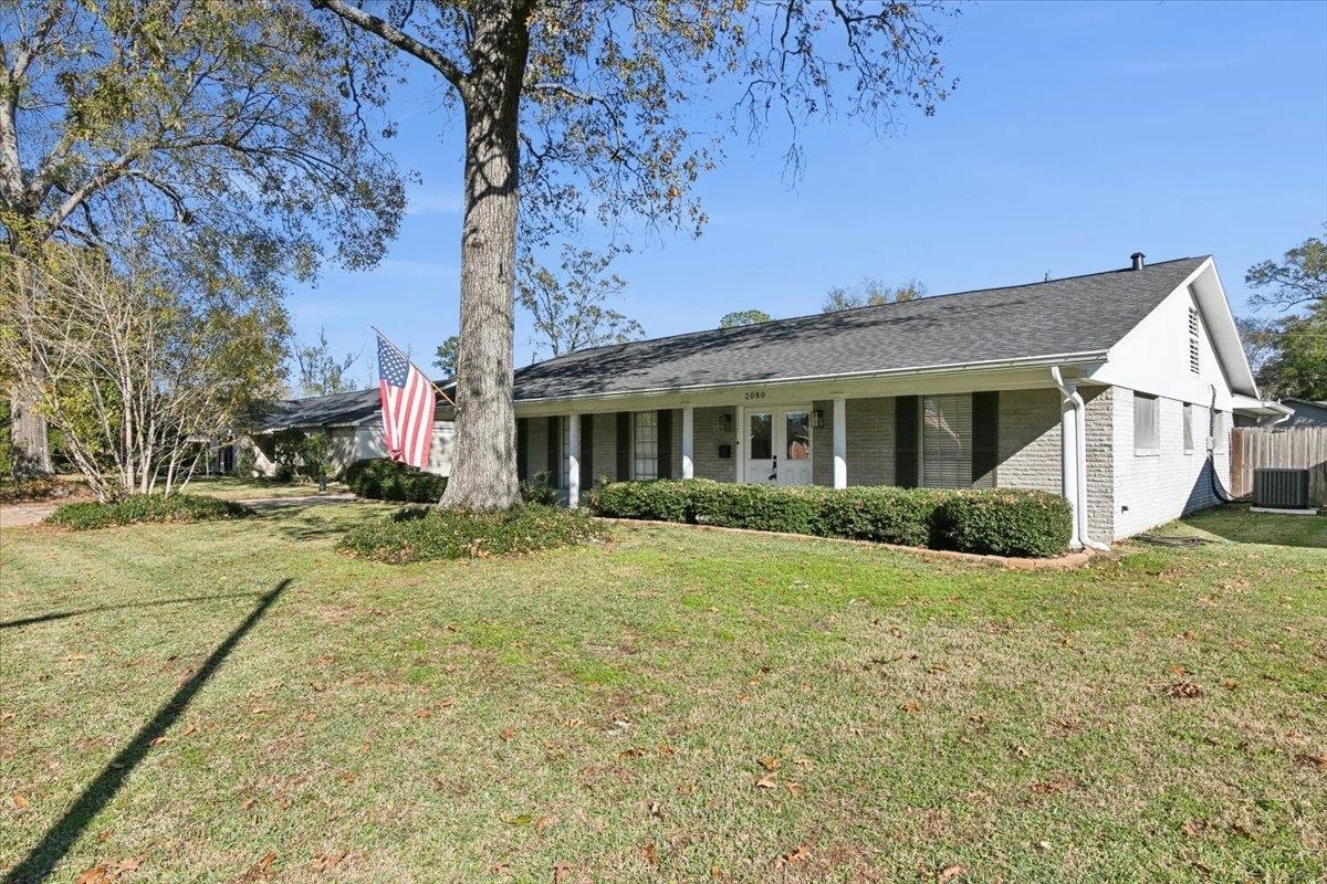 Property Photo:  2080 Chevy Chase  TX 77706 