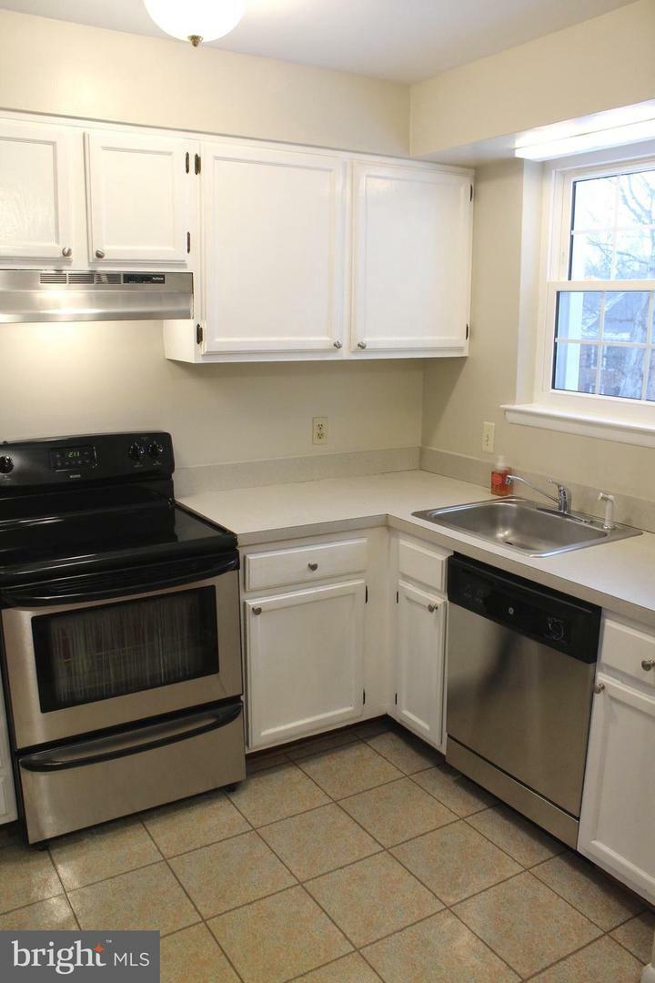 Property Photo:  2835 S Wakefield Street B  VA 22206 