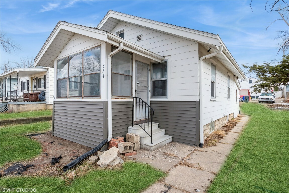 Property Photo:  854 12th Street NE  IA 52402 