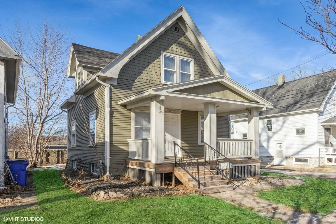 Property Photo:  615 16th Street SE  IA 52043 