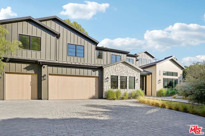 Property Photo: 5124 Calvin Ave CA 91356