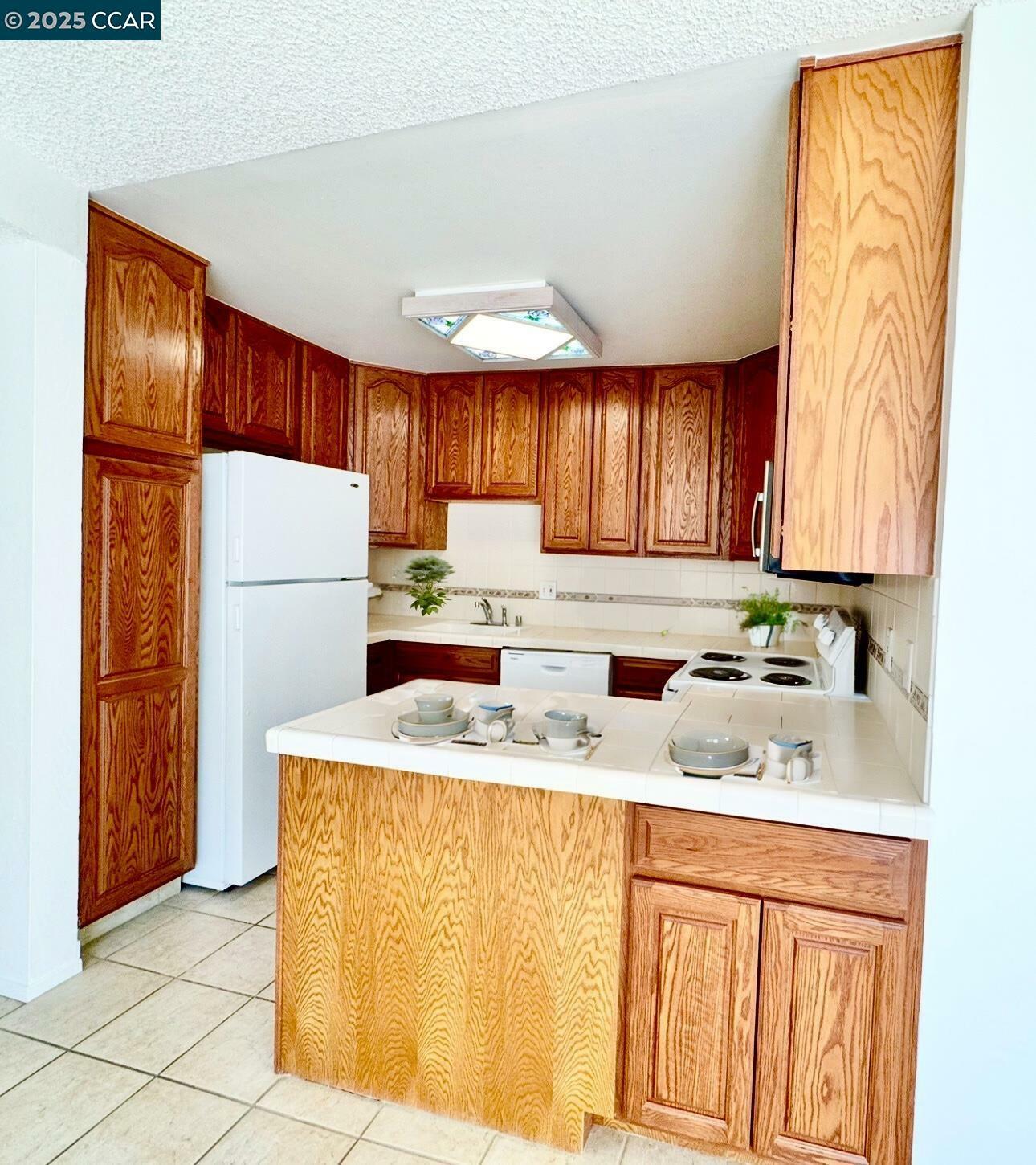 Property Photo:  5025 Woodminster Ln 202  CA 94602 