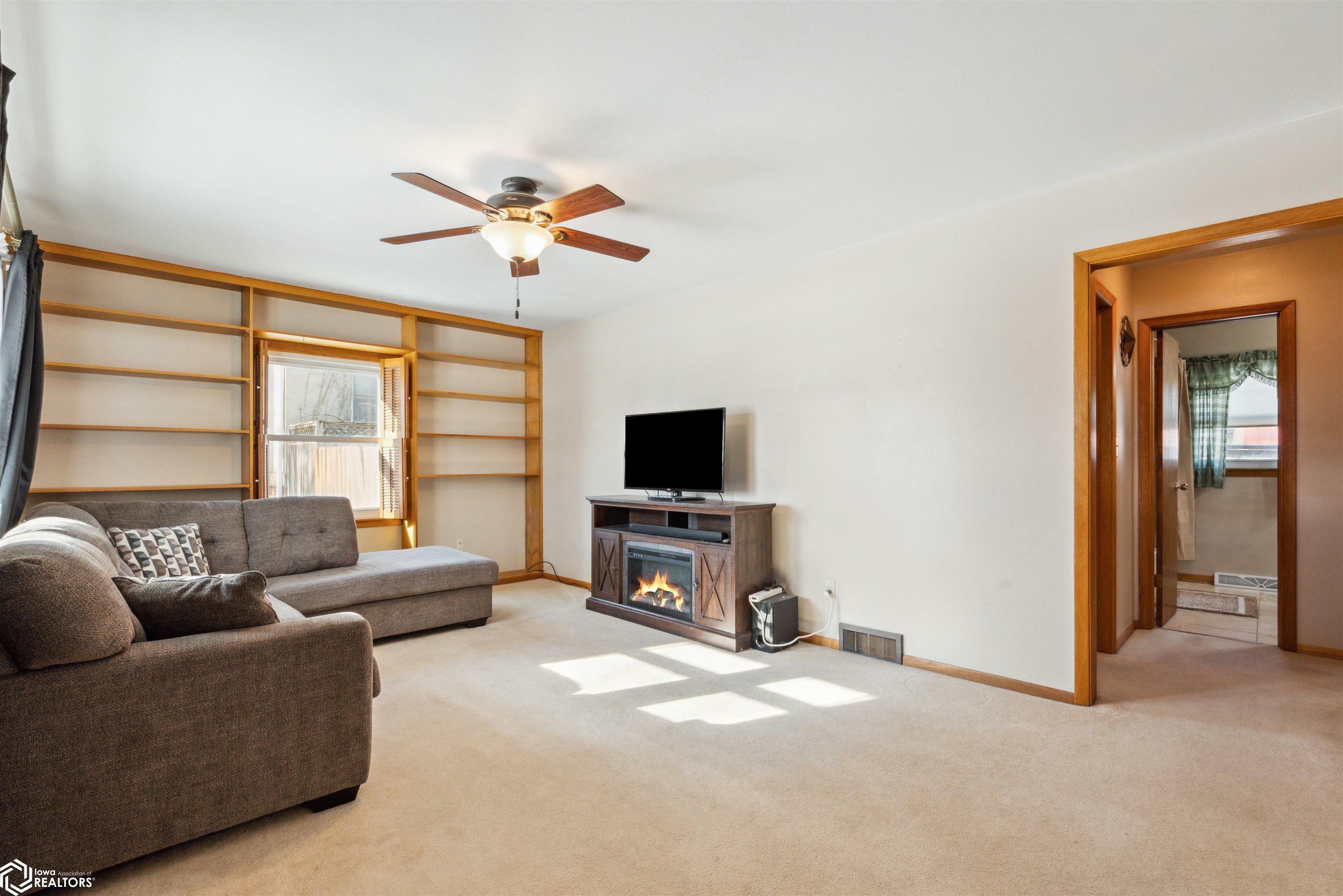 Property Photo:  815 G Avenue  IA 50201 