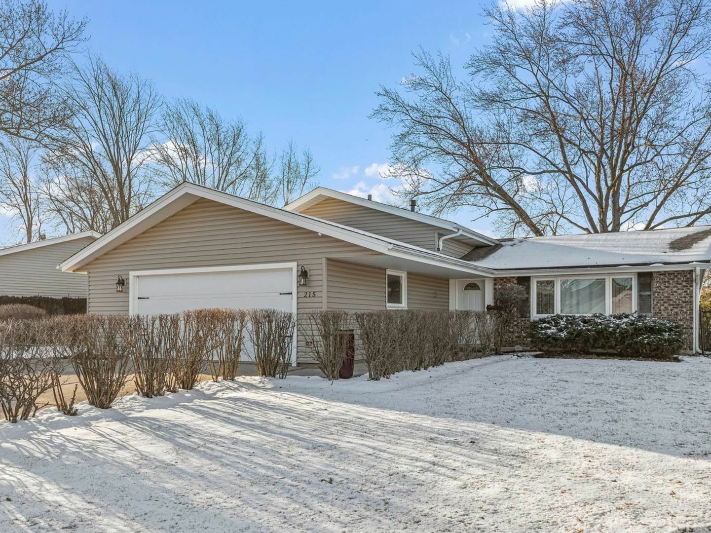 Property Photo:  215 W Hartford Drive  IL 60193 