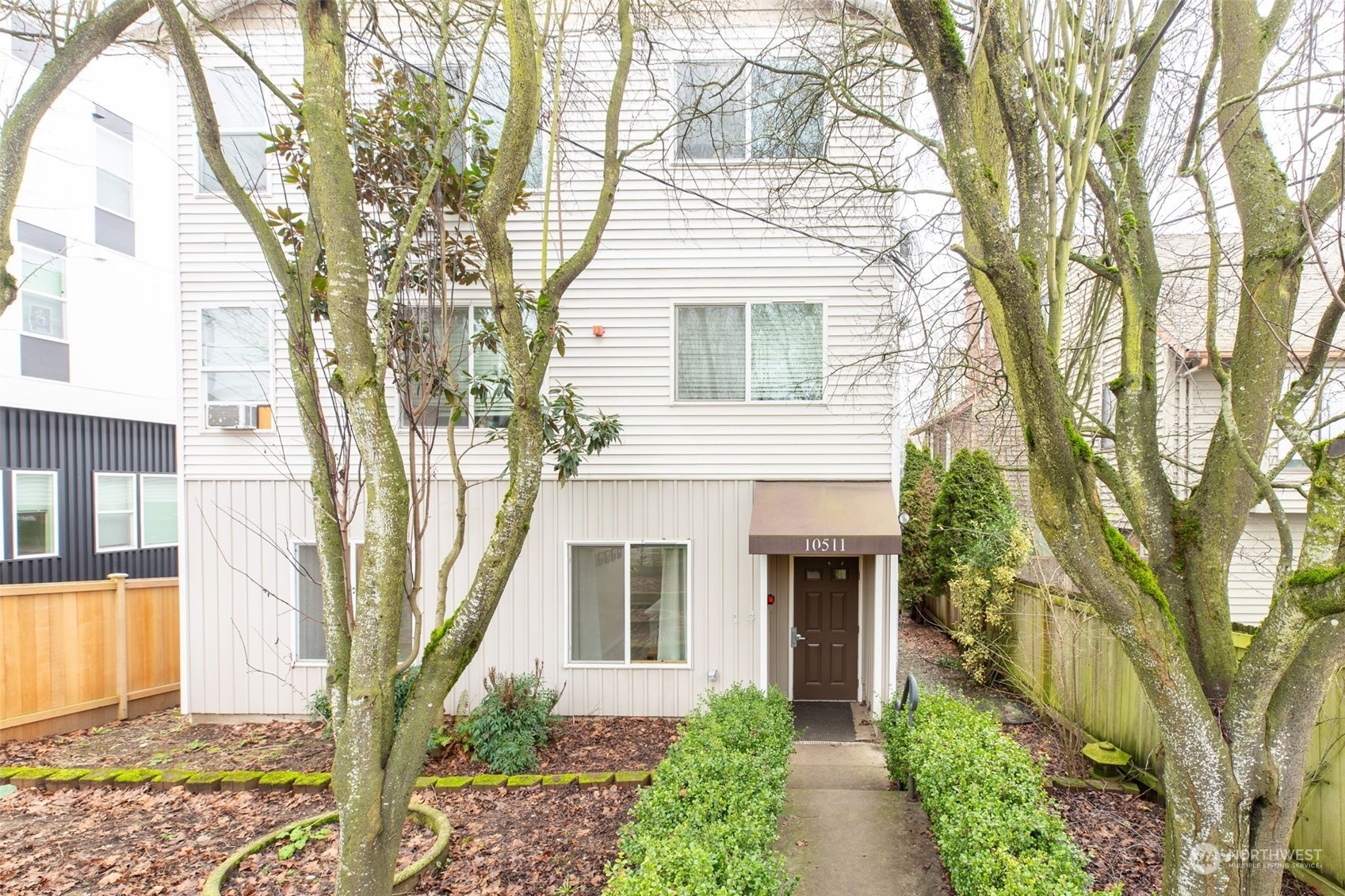 Property Photo:  10511  Midvale Avenue N 101  WA 98133 