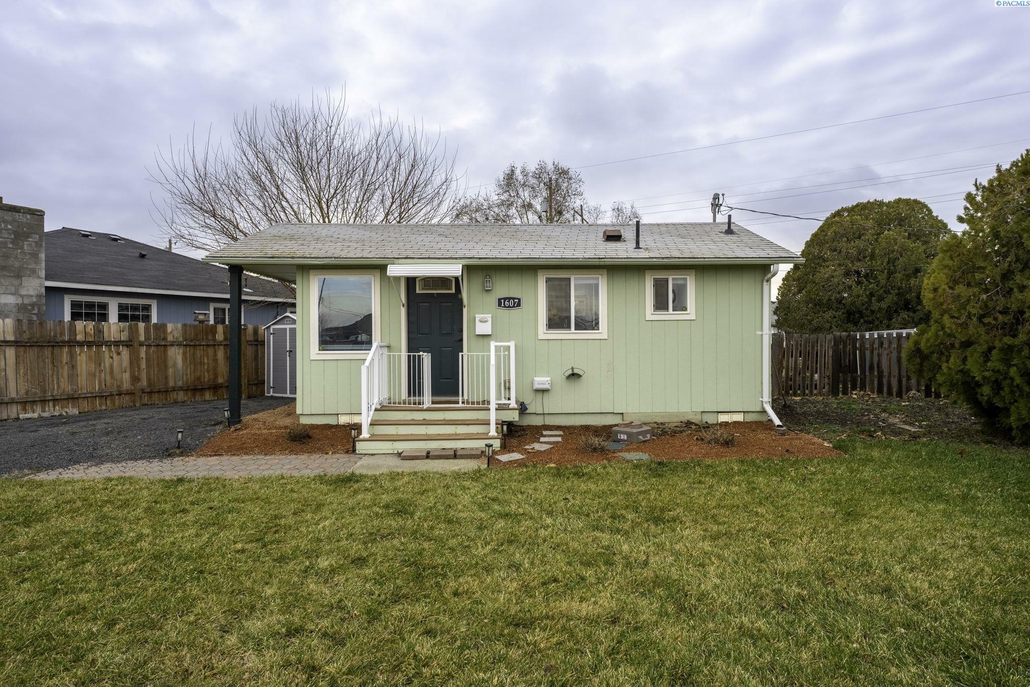 Property Photo:  1607 McPherson Ave  WA 99354 