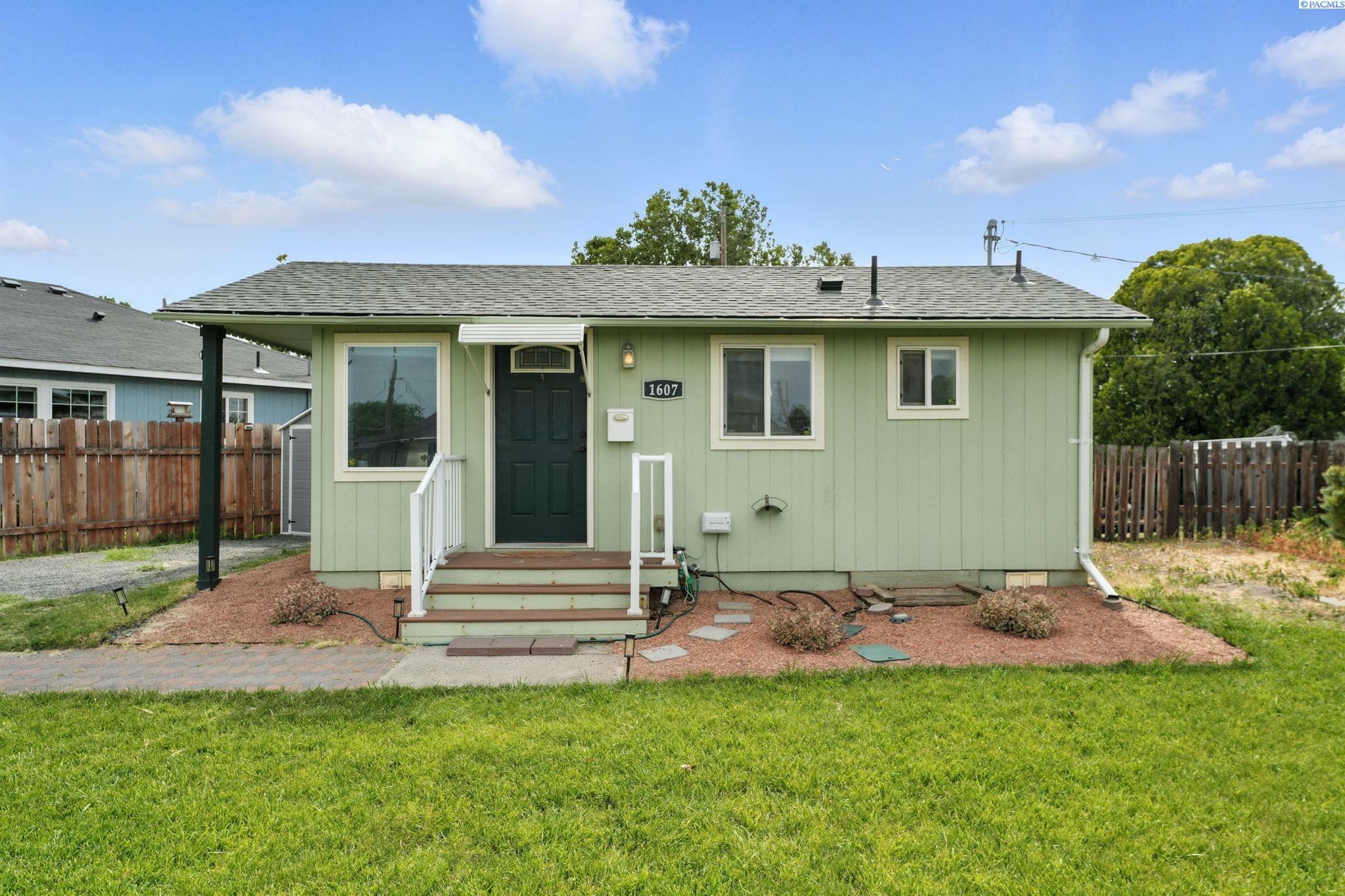 Property Photo:  1607 McPherson Ave  WA 99354 