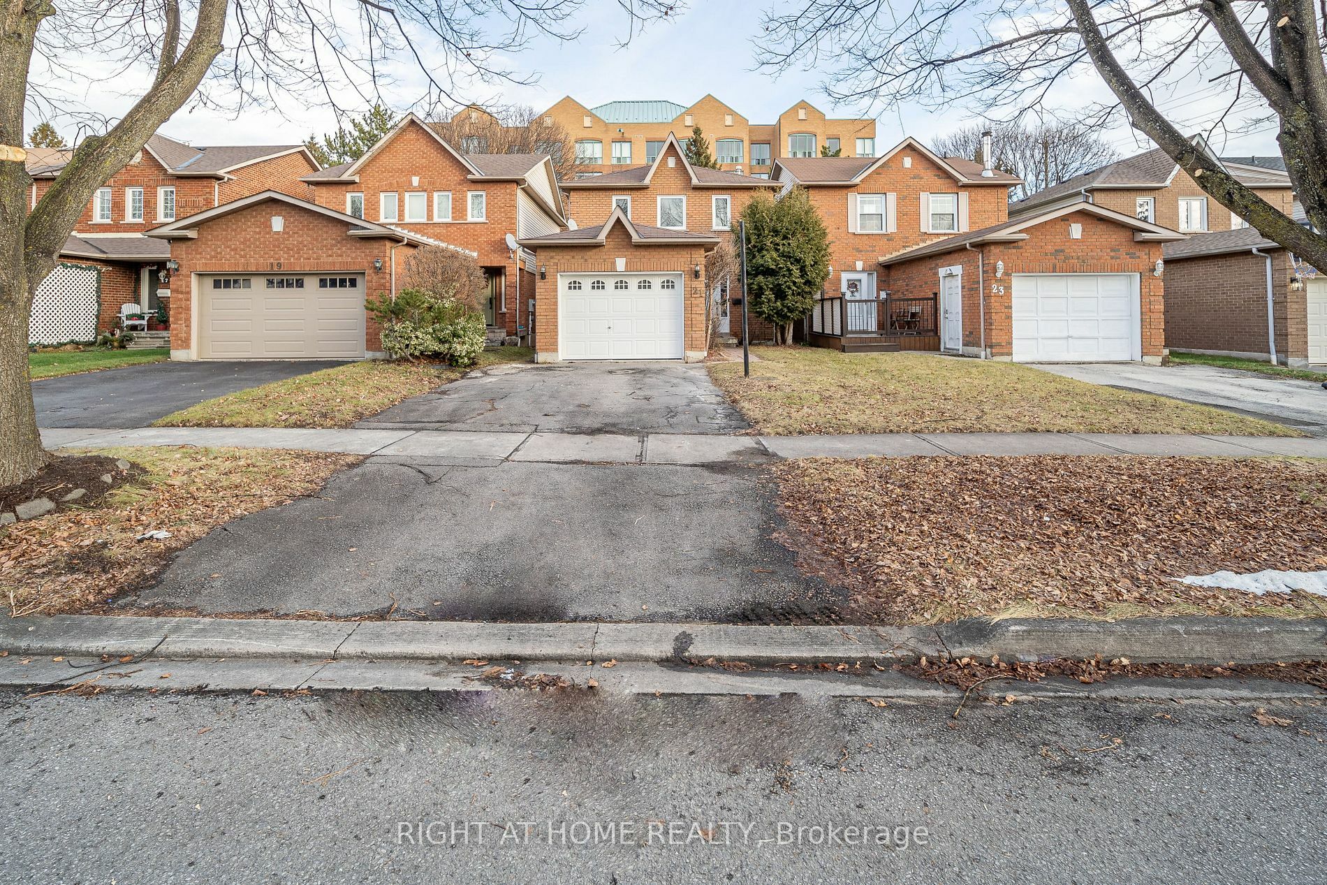 Property Photo:  21 McBrien Crt  ON L1R 2C8 