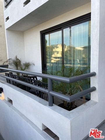 Property Photo:  2707 Abbot Kinney 102  CA 90291 