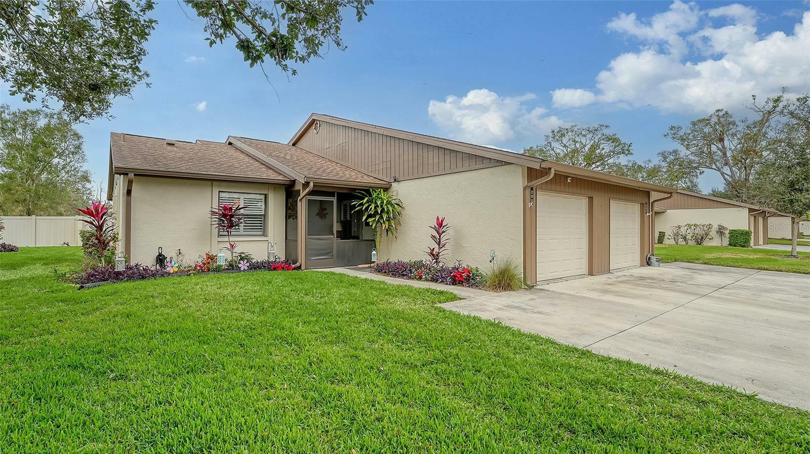 Property Photo:  205 Oak Hill Drive 7  FL 34232 