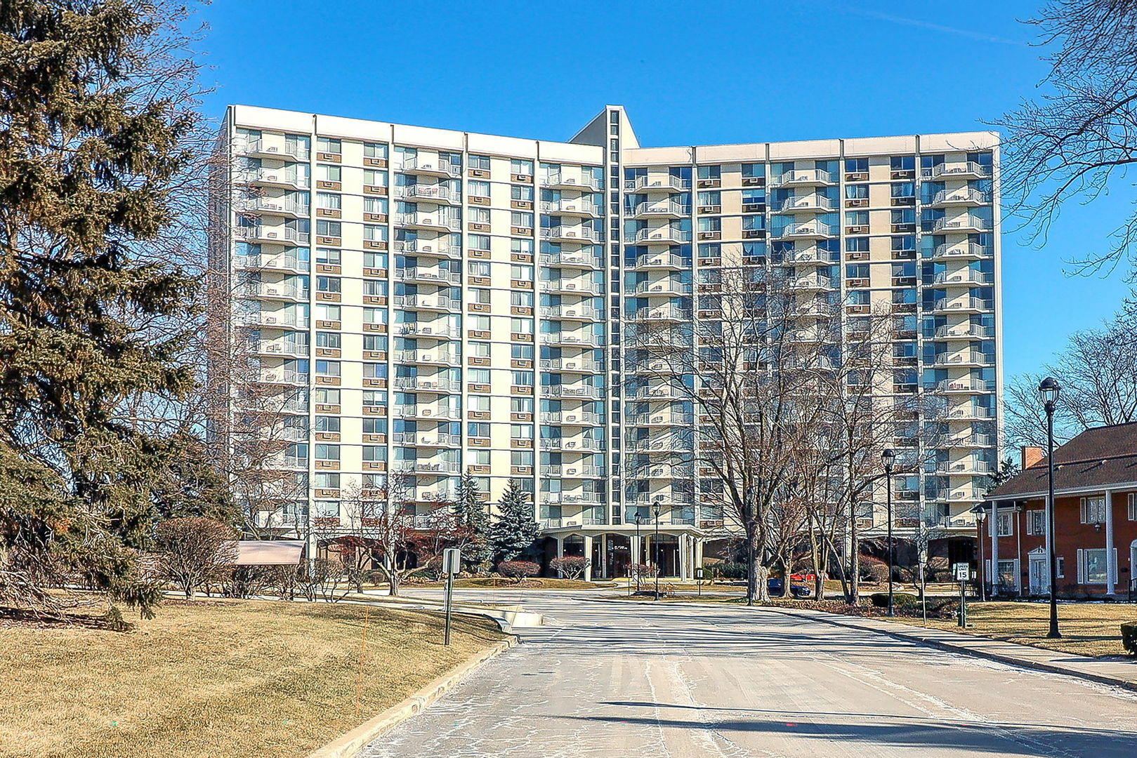 Property Photo:  40 N Tower Road 10L  IL 60523 