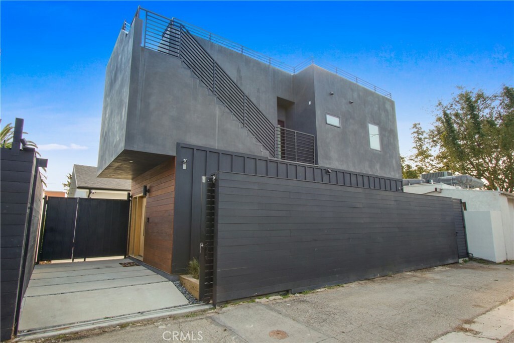 Property Photo: 979 S Lake Street CA 90291