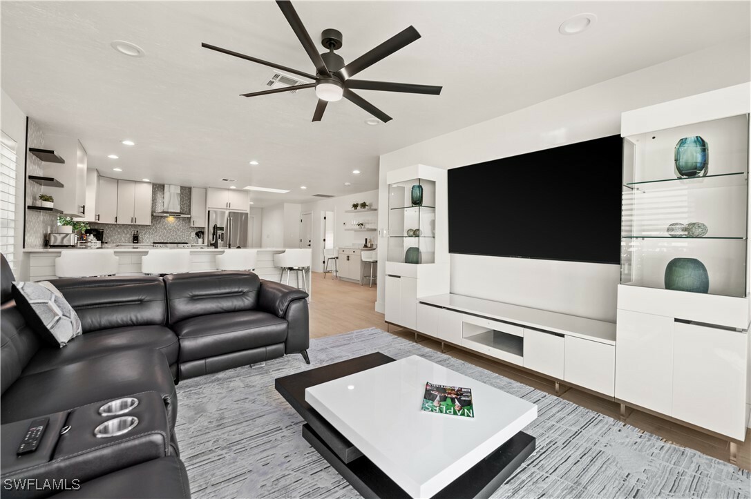 Property Photo: 538 106th Avenue N FL 34108