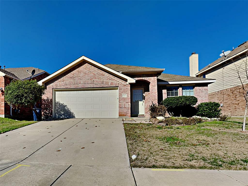 Property Photo: 13113 Settlers Trail TX 76244