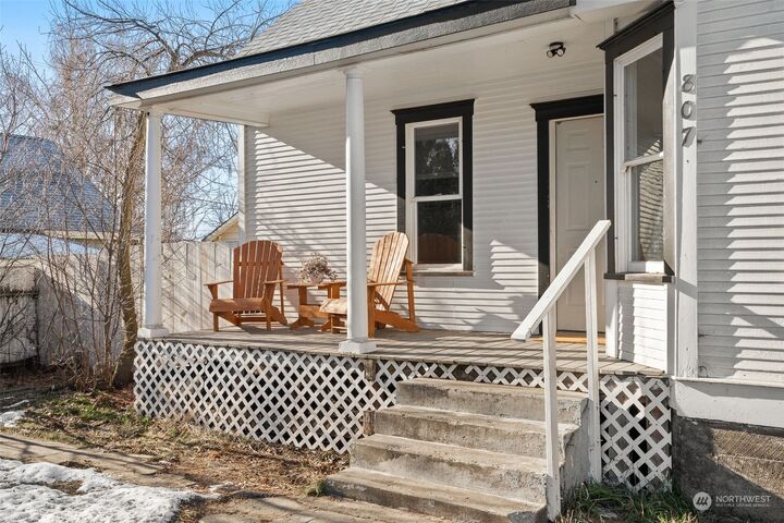 Property Photo:  807 N Okanogan  WA 98926 