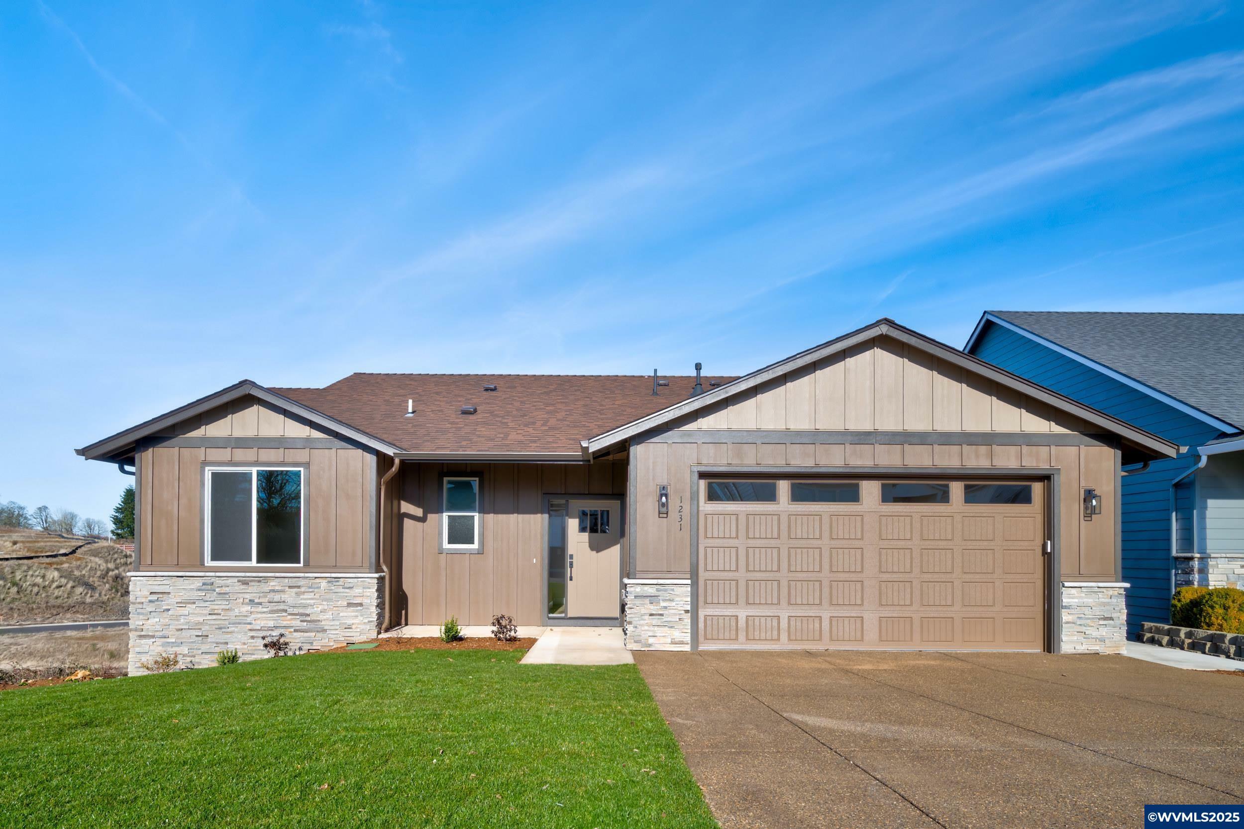 Property Photo: 1231 Thunderbird Av S OR 97306