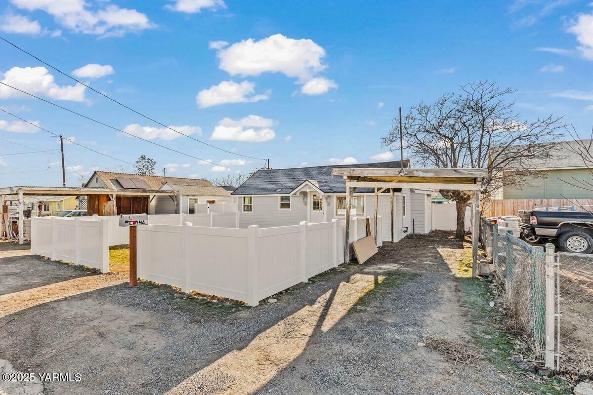 Property Photo:  1906 Willow St  WA 98902 