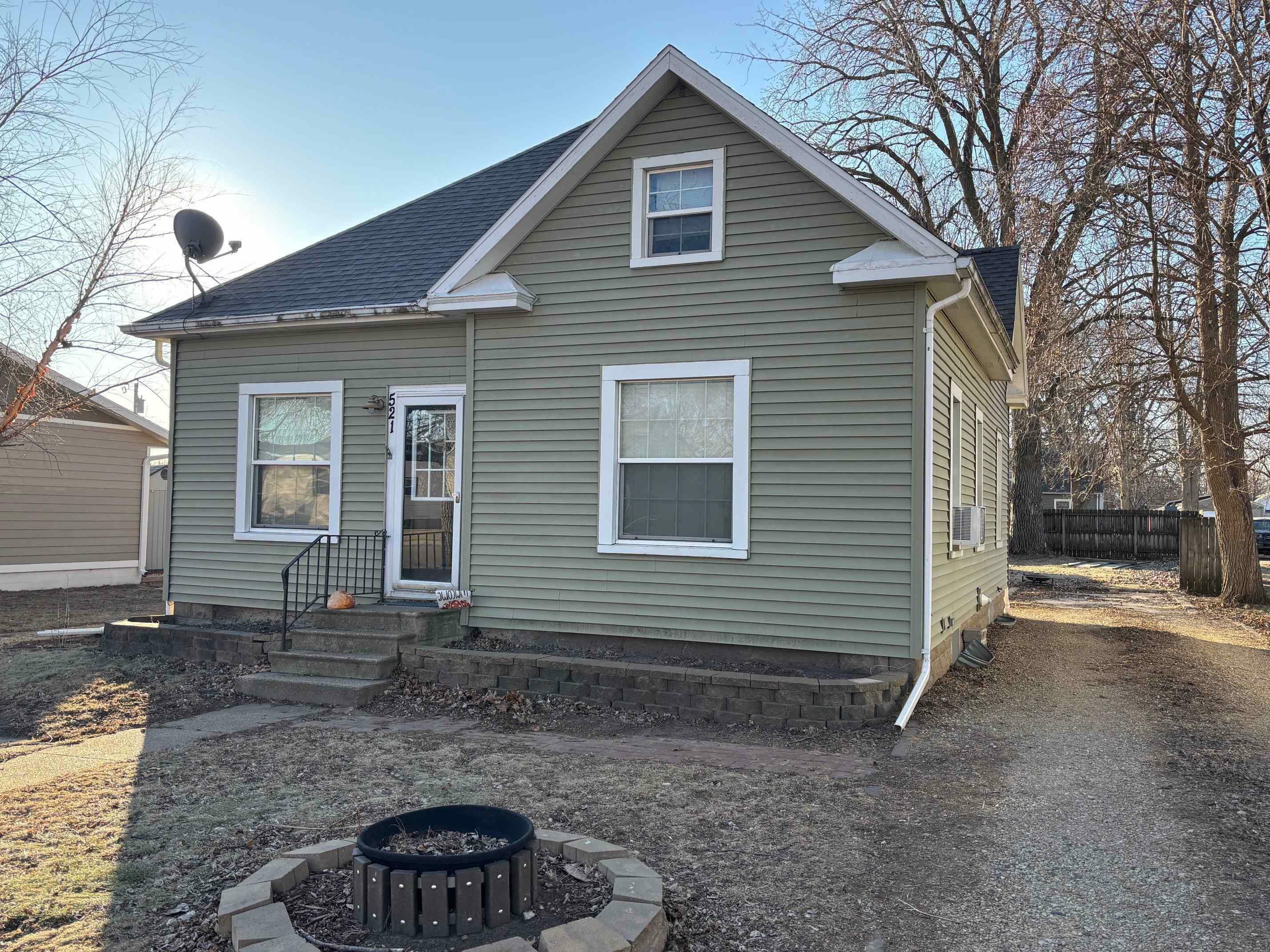 Property Photo:  521 Nash Street  IA 50604 