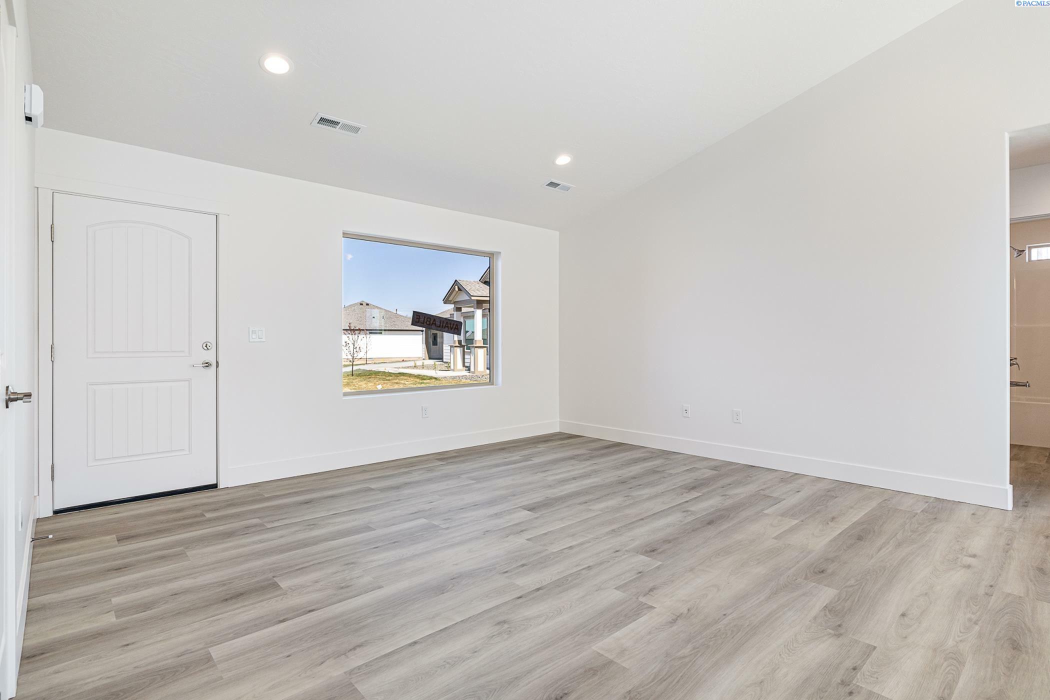 Property Photo: 1613 Diamond Ave WA 98930