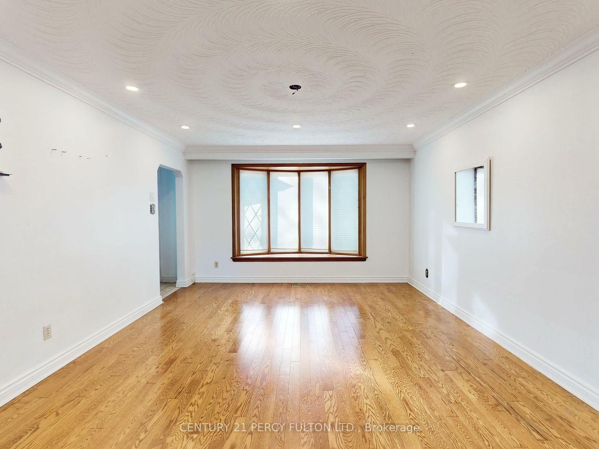 Photo de la propriété: 31 Erinlea Crescent ON M1H 2S8