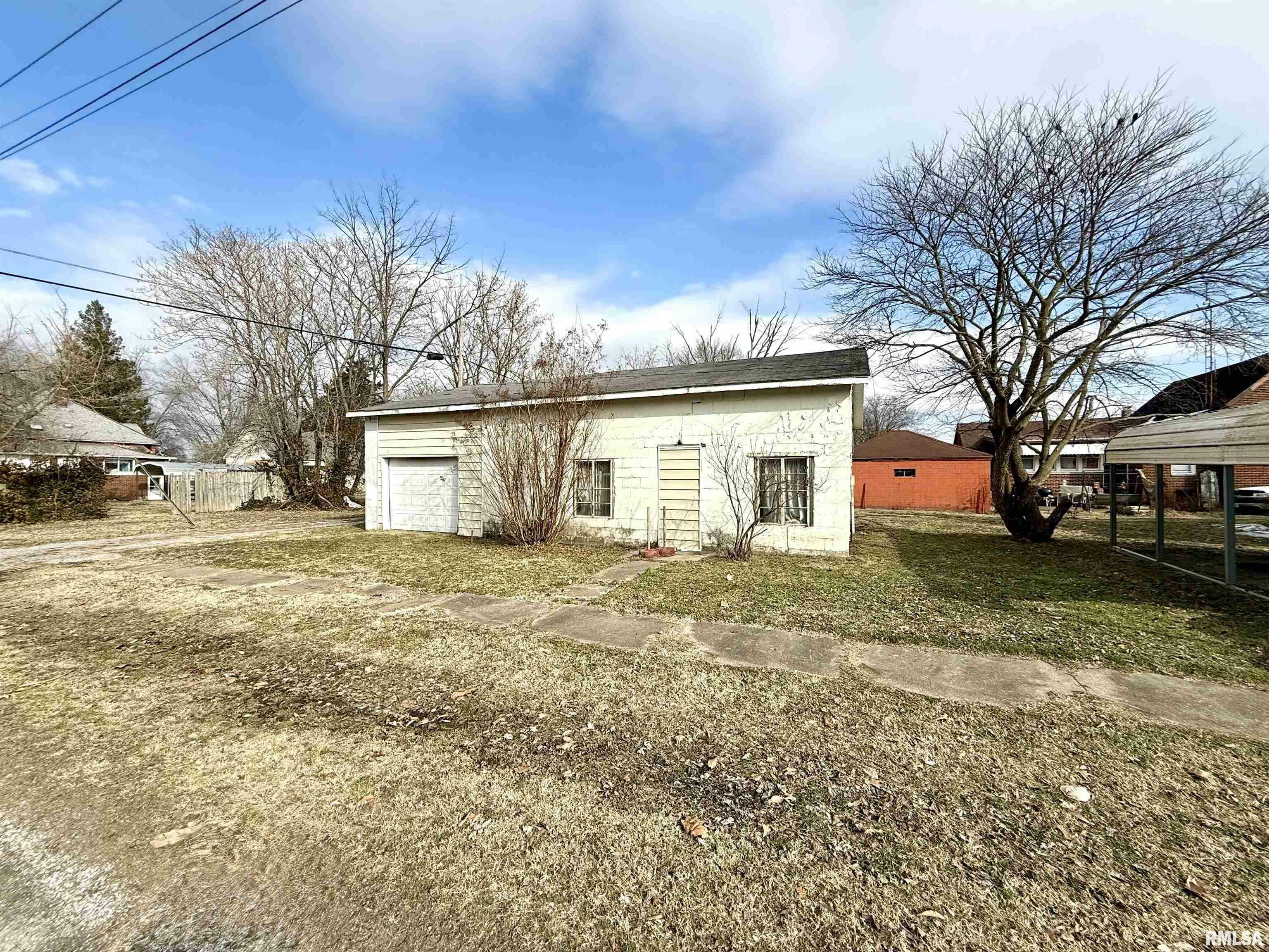 Property Photo:  401 E St Louis Street  IL 62896 