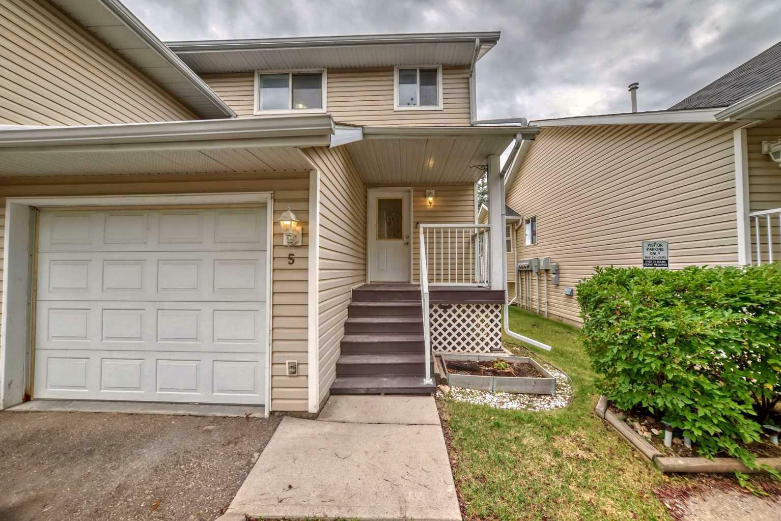 Property Photo:  567 Edmonton Trail NE 5  AB T4B 2L4 