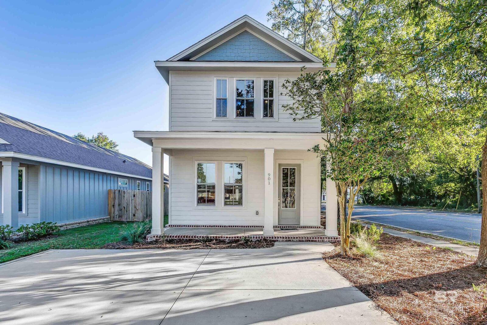 Property Photo:  901 E East Cross Street  FL 32503 