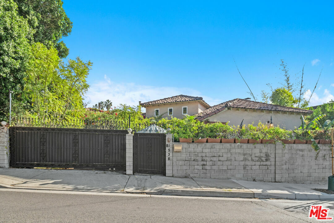 Property Photo:  1538  N Crescent Heights Blvd  CA 90046 