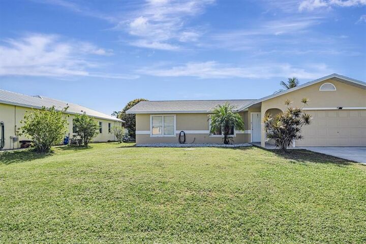 Property Photo: 2322 SE Maslan Ave FL 34952