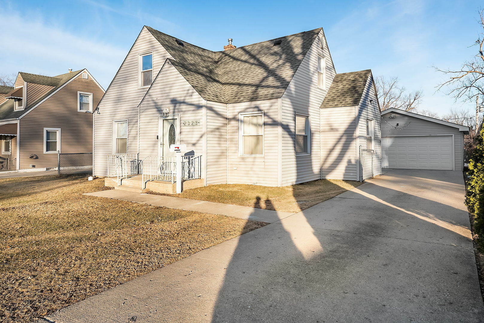 Property Photo:  2323 N Hawthorne Avenue  IL 60164 