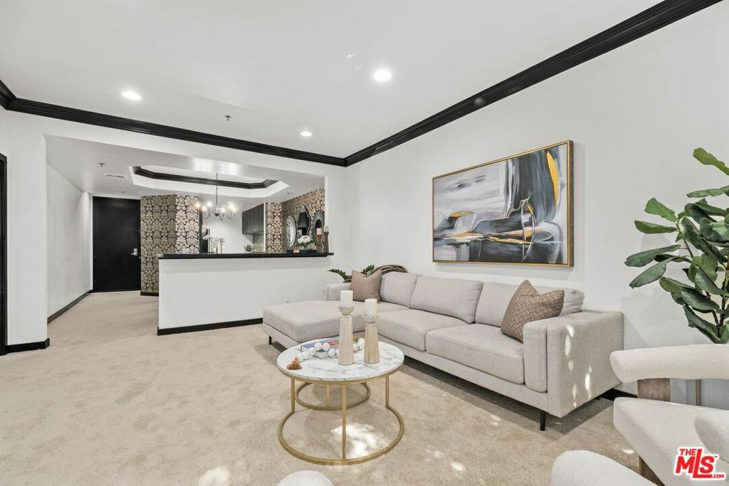 Property Photo: 585 N Rossmore Avenue 409 CA 90004