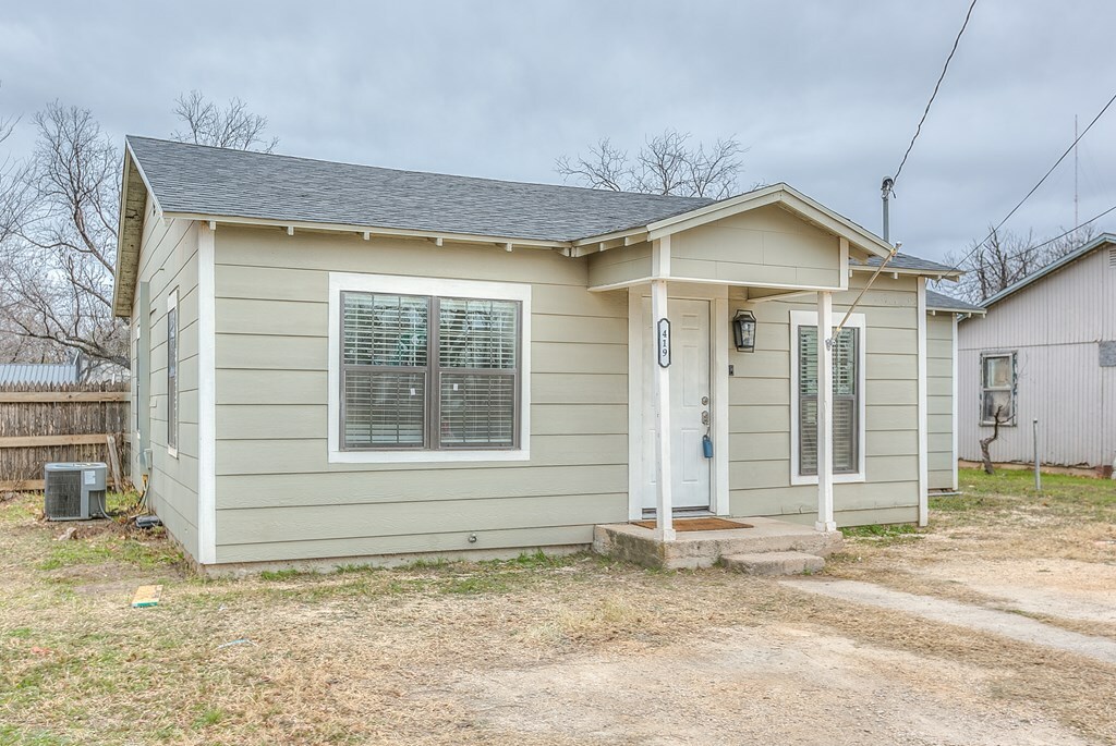 Property Photo:  419 29th St  TX 76903 