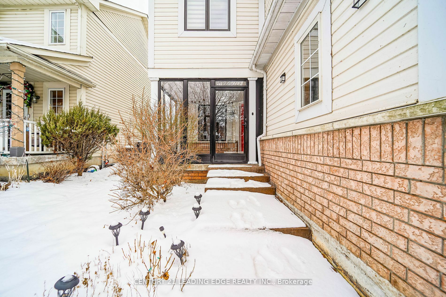 Property Photo:  58 Regatta Cres Upper  ON L1N 9V3 