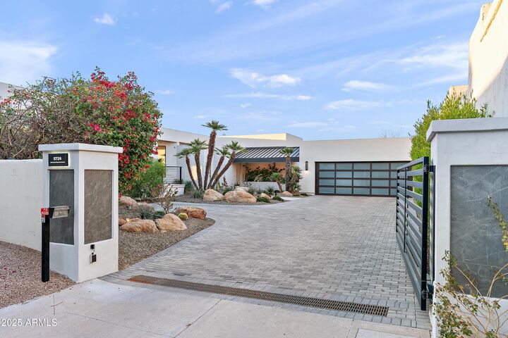 Property Photo:  5724 N Echo Canyon Drive  AZ 85018 