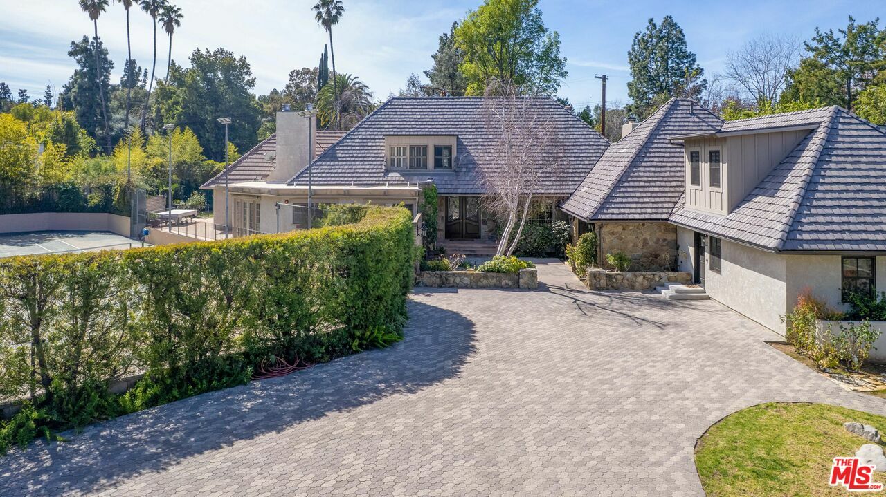 Property Photo:  5200 Collier Pl  CA 91364 