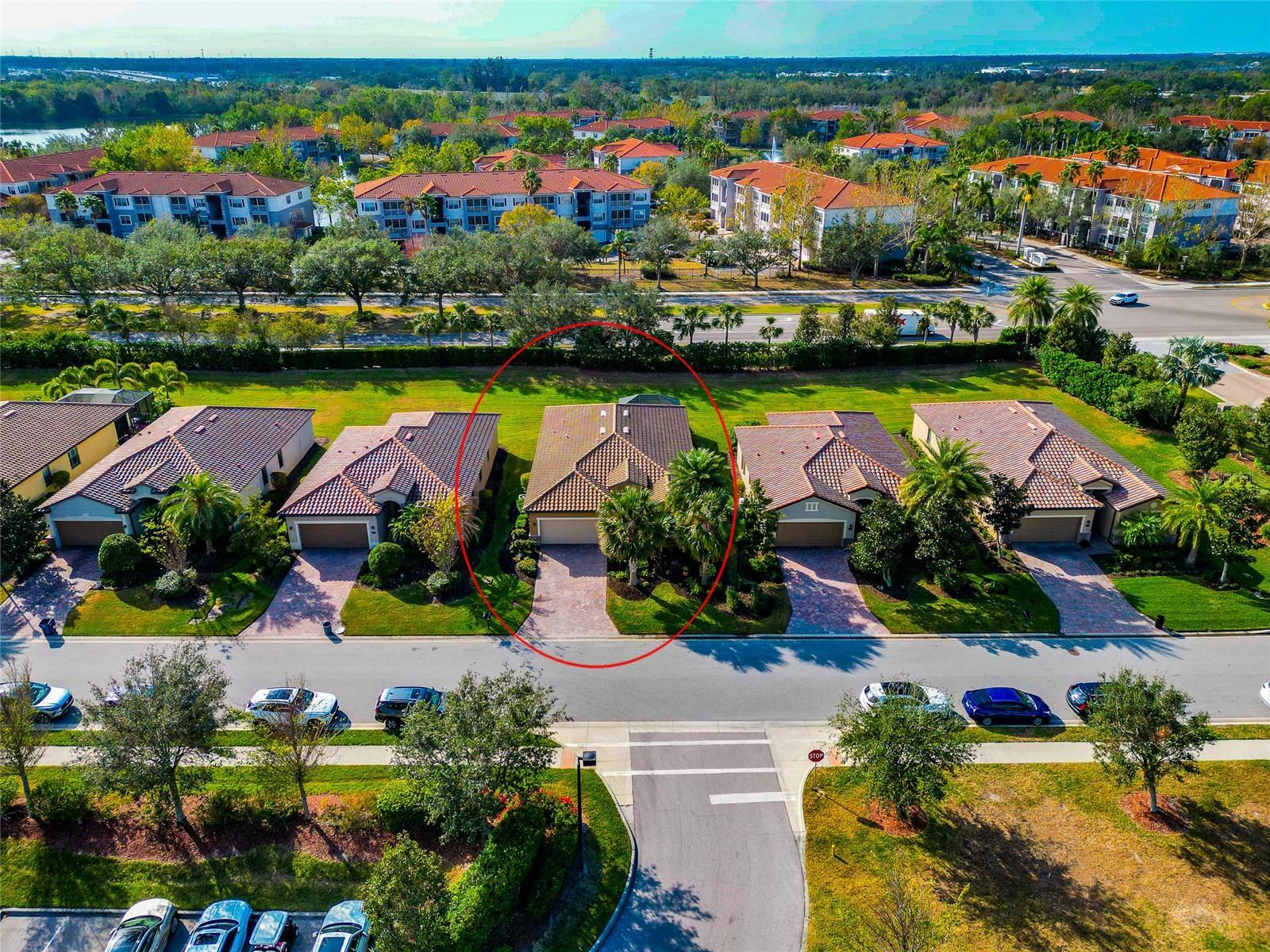 Property Photo: 6814 Willowshire Way FL 34212