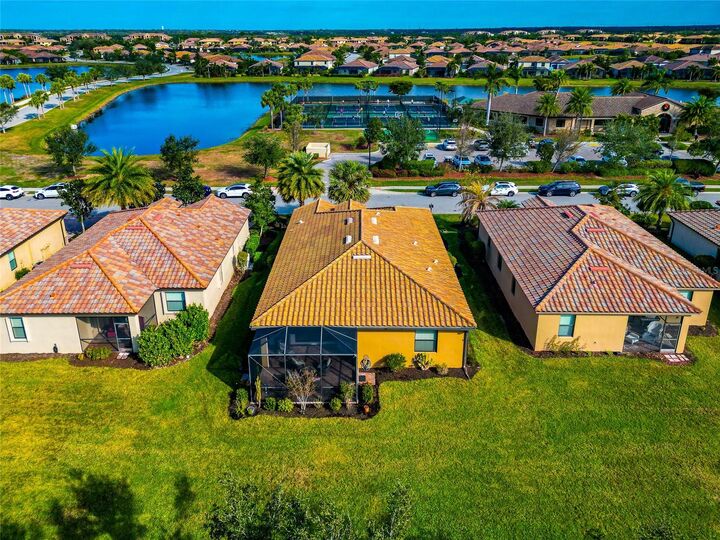 Property Photo: 6814 Willowshire Way FL 34212