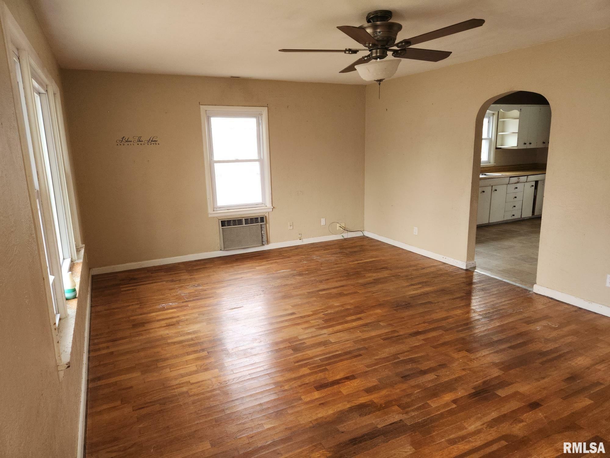 Property Photo:  501 S Walnut Street  IL 62895 