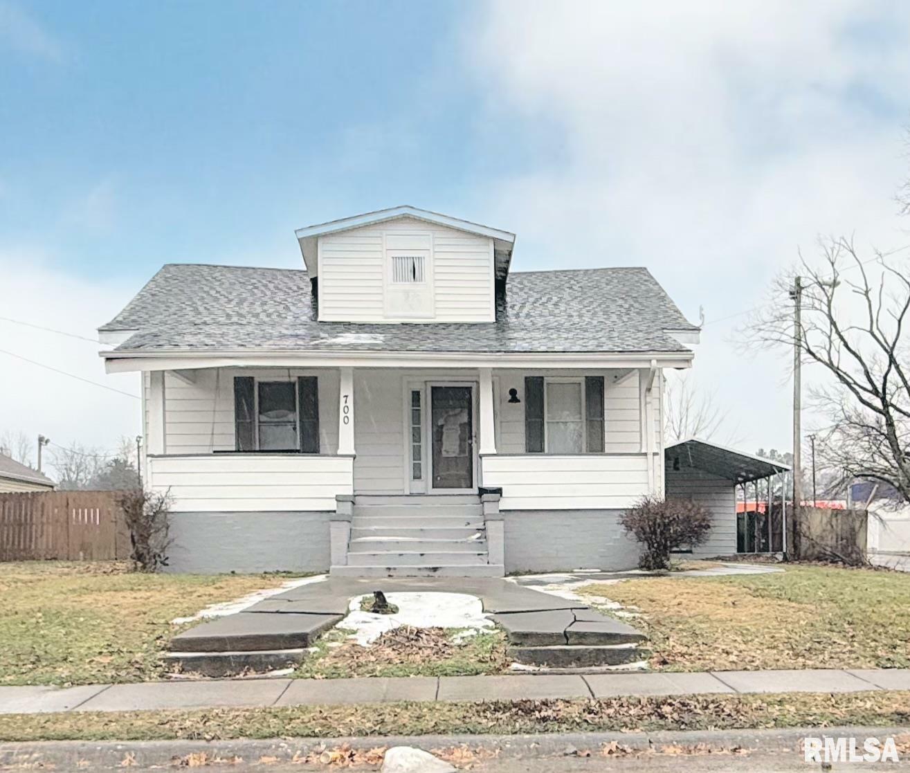 Property Photo:  700 W Washington Street  IL 62812 