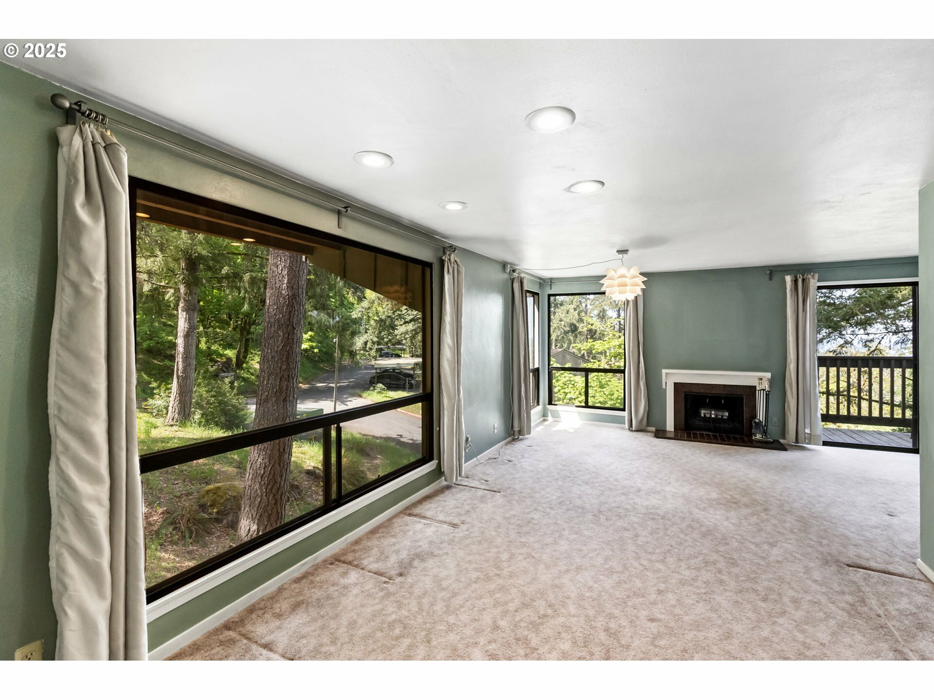 Property Photo:  218 Trailside Loop 218  OR 97405 