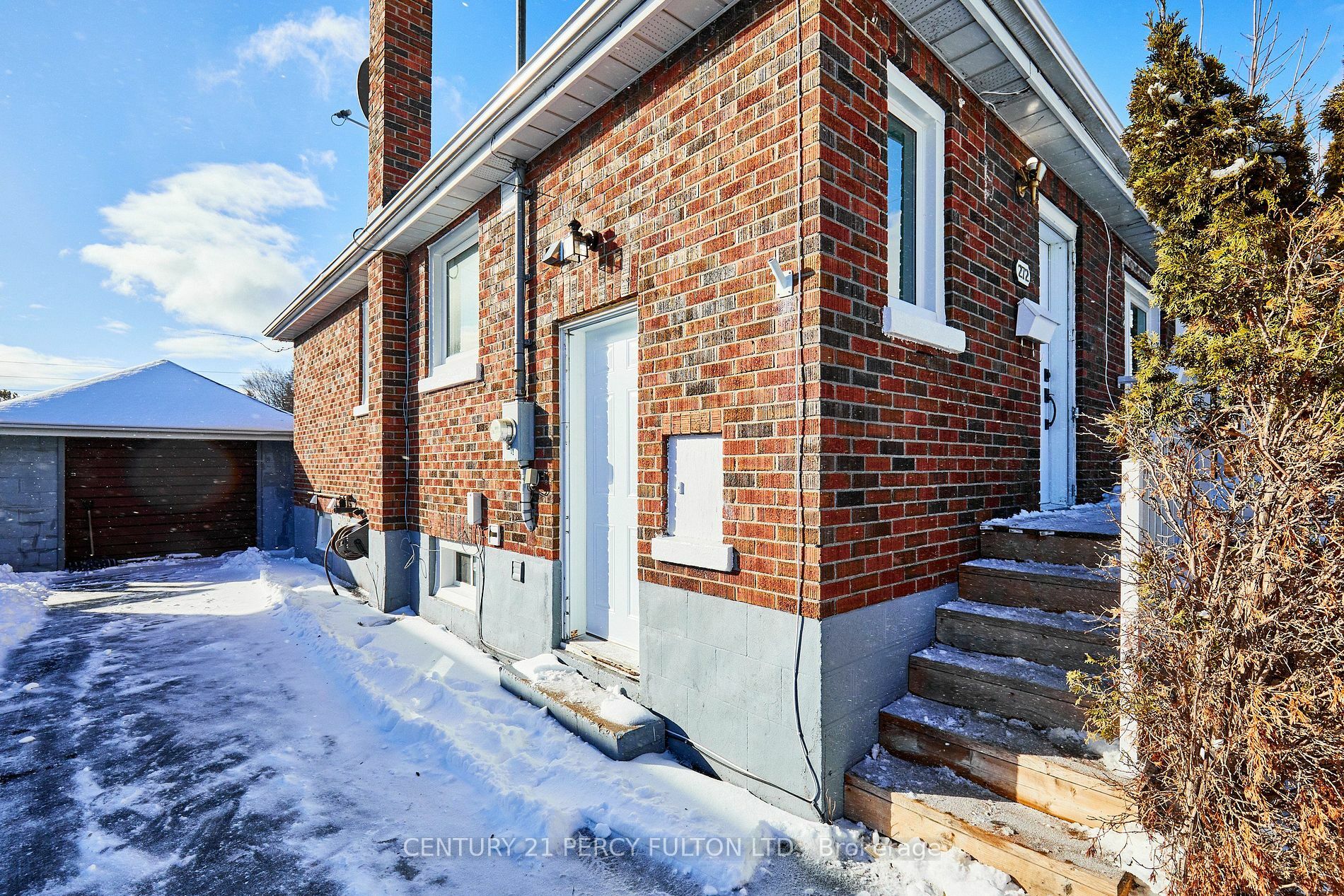 Photo de la propriété:  272 Huron St  ON L1H 5E7 