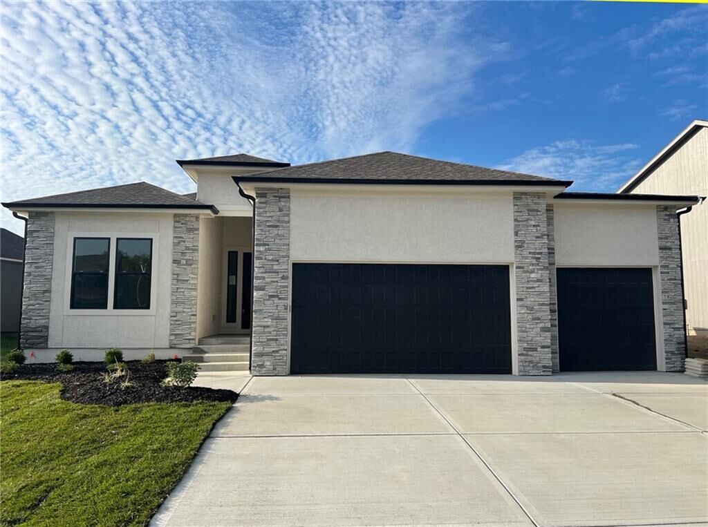 Property Photo:  17154 S Heatherwood Street  KS 66062 