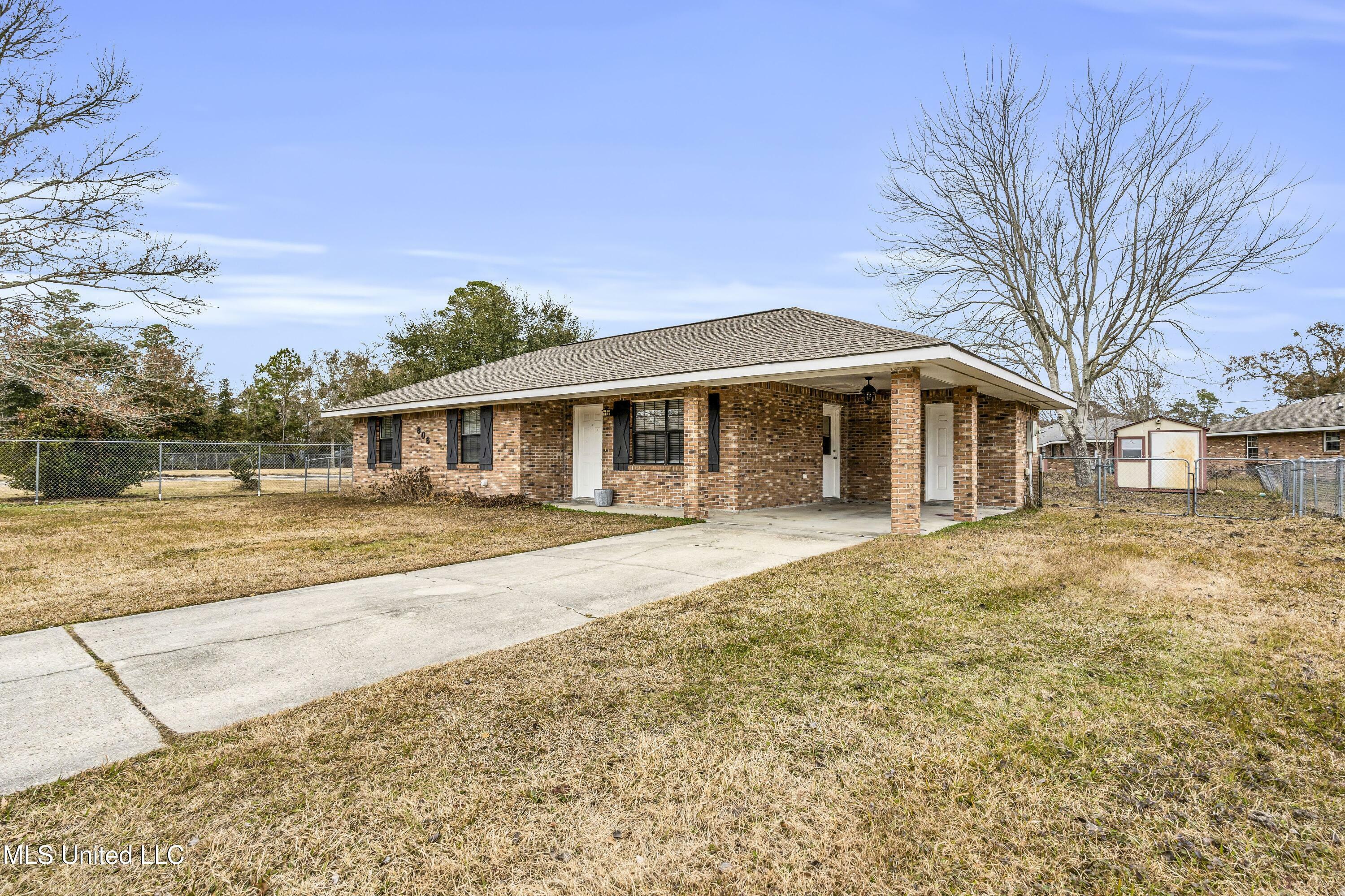 Property Photo:  806 Willow Street  MS 39576 