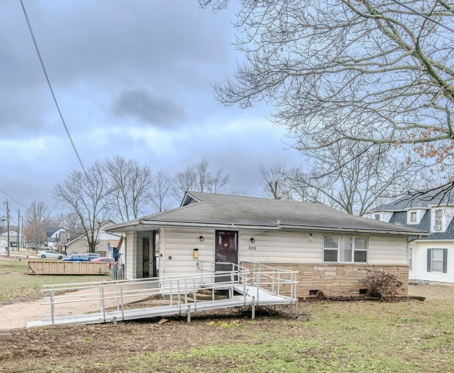 Property Photo:  808 N Madison  AR 72765 