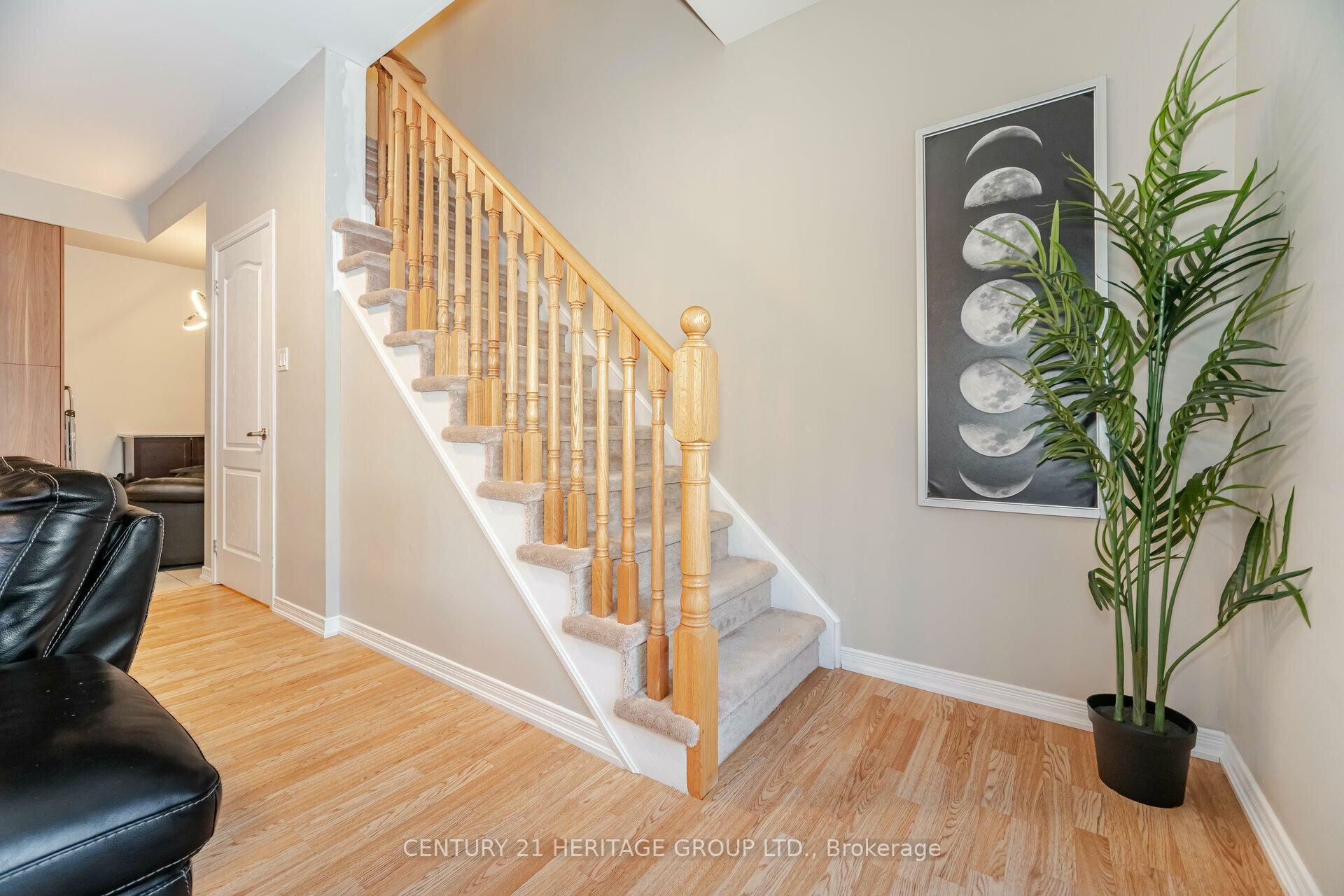 Photo de la propriété: 23 Coneflower Crescent 65 ON M2R 0A5