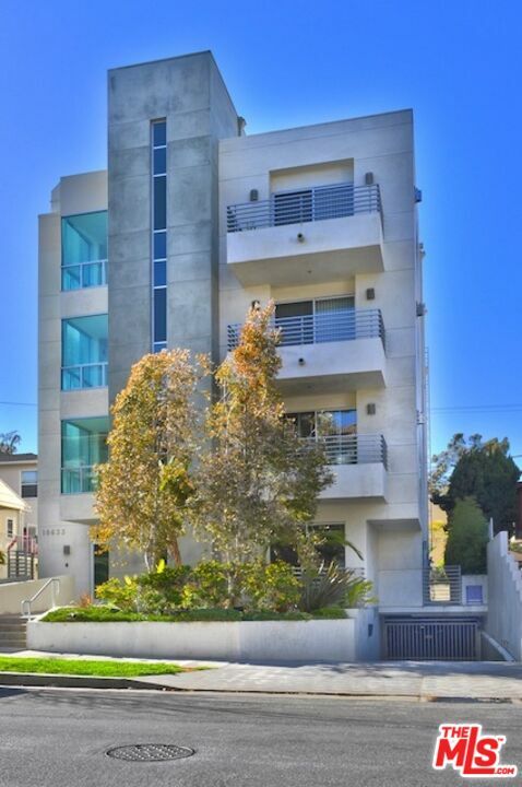 Property Photo:  10633 Eastborne Ave 101  CA 90024 