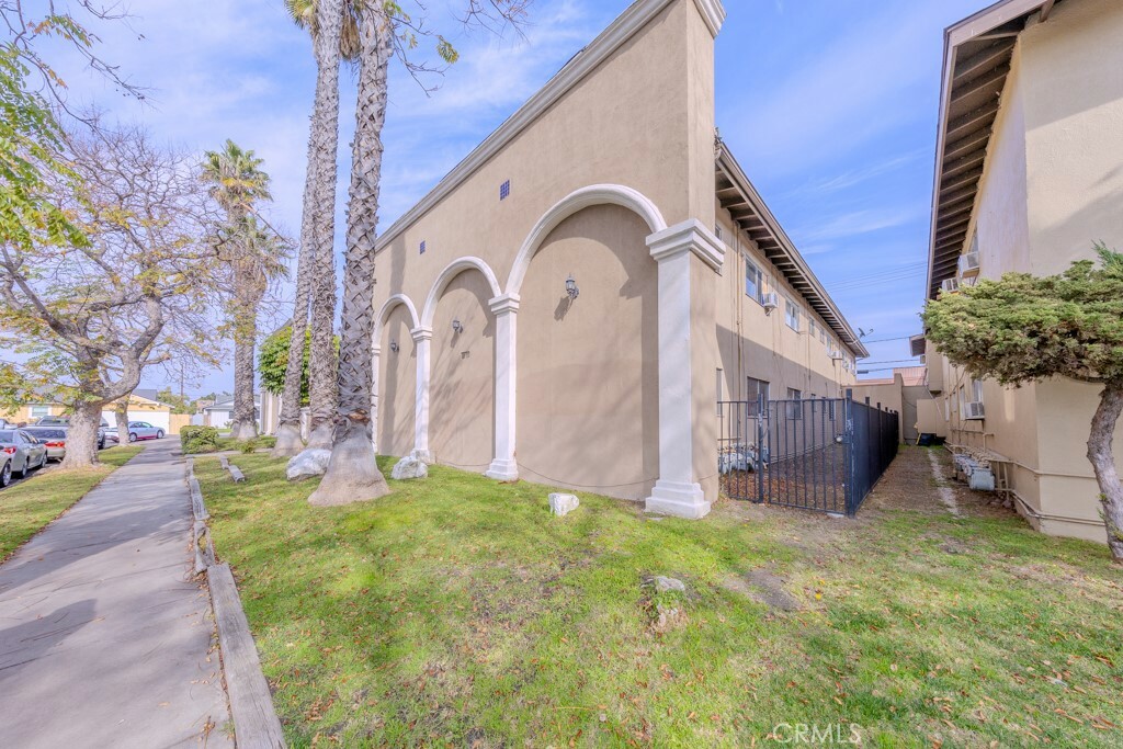 Property Photo:  906 S Fann Street  CA 92804 