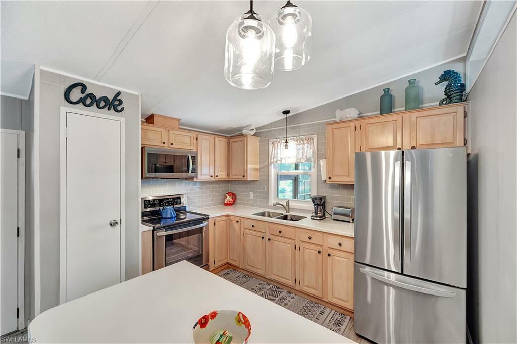 Property Photo:  101 Pine Key Ln  FL 34114 